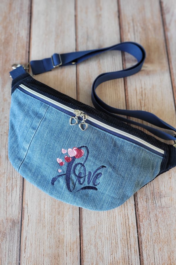 Sac banane jean brodé bleu et velours