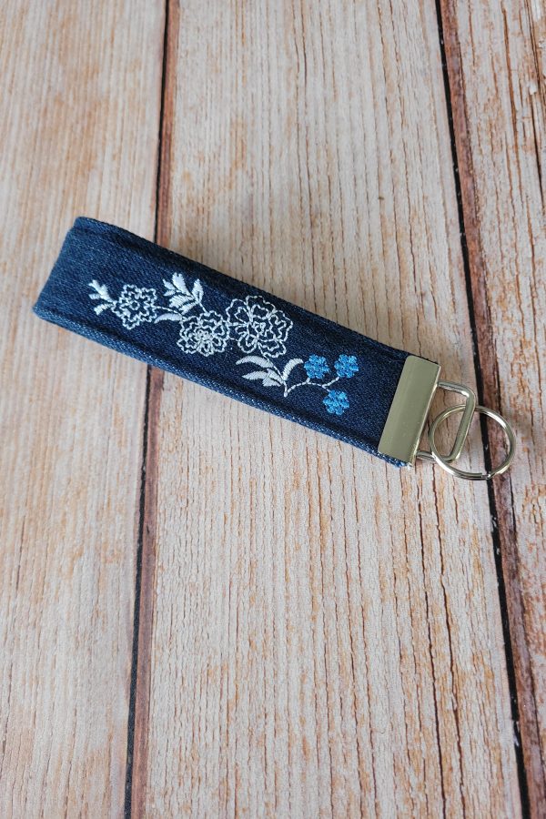 Porte-clé fleurs bleu foncé et blanc