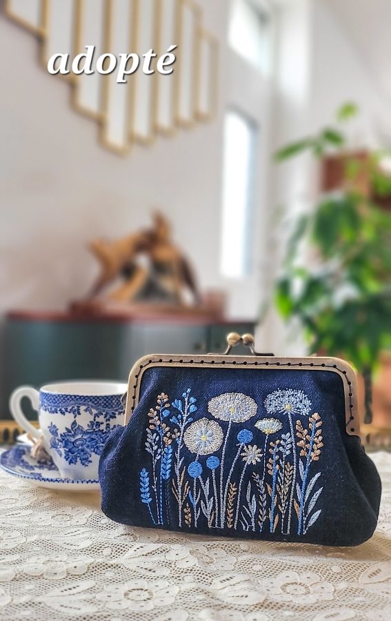 Grand porte-monnaie Anne-Marie bleu brodé