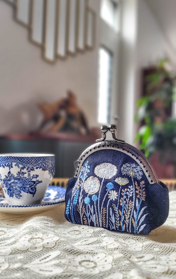 Petit porte-monnaie Anne-Marie bleu brodé