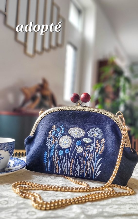 Petit sac Anne-Marie bleu brodé