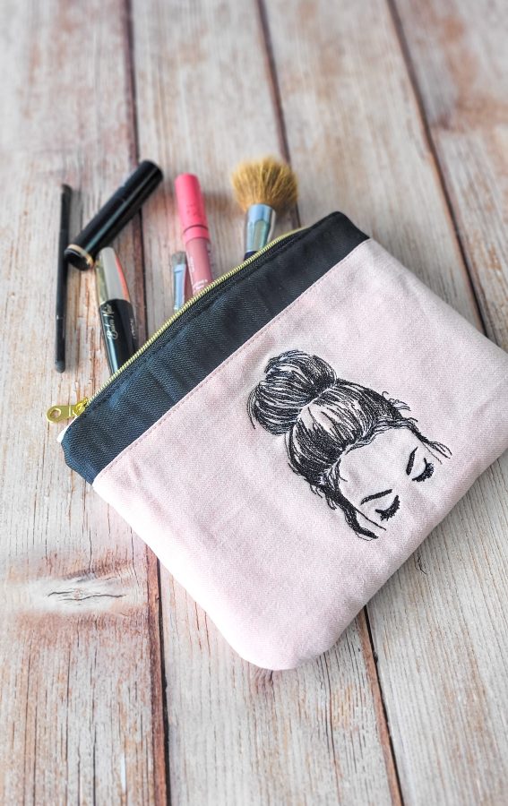 Pochette brodée portrait de femme taille L